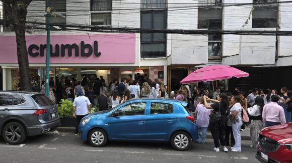 Crumbl Cookies abre en Ciudad de México: Cientos de personas se forman desde la madrugada en la Roma