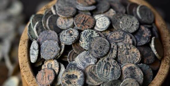 Arqueólogos en Reino Unido hallan una moneda romana de 1,700 años de antigüedad