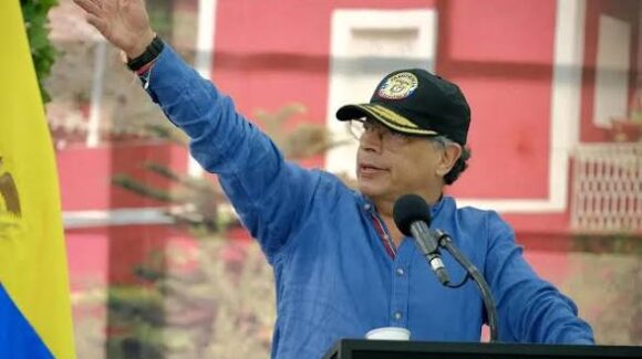 Gustavo Petro denuncia una caravana con símbolos nazis en la ciudad de Valledupar; el presidente colombiano alertó sobre el nuevo gobierno que asumirá el 7 de agosto