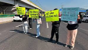 Cierran la autopista México-Puebla para exigir justicia por un joven asesinado durante un asalto