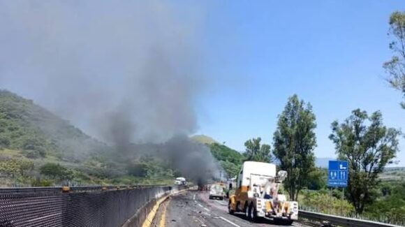 Un accidente en la autopista Guadalajara-Tepic deja un saldo de al menos 16 fallecidos