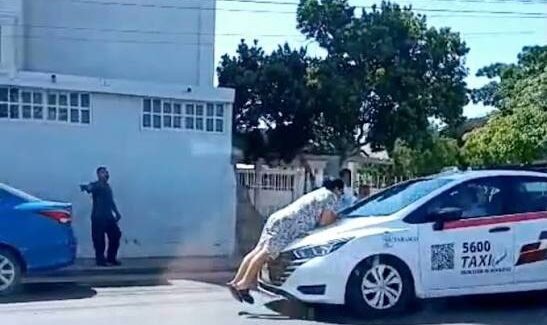 VIDEO: Una mujer se aferra al cofre de un taxi en Tabasco tras una disputa por el cobro de una deuda