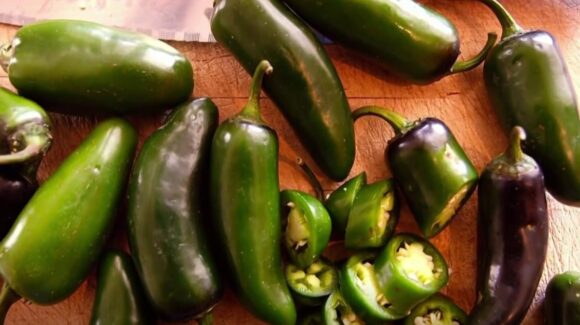EU alerta por brote de salmonela en jalapeños procedentes de México