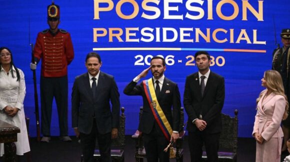 Abelardo de la Espriella asume la presidencia de Colombia con promesa de descentralización