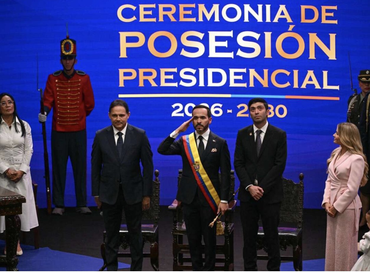 Abelardo de la Espriella asume la Presidencia de Colombia con promesa de descentralización.