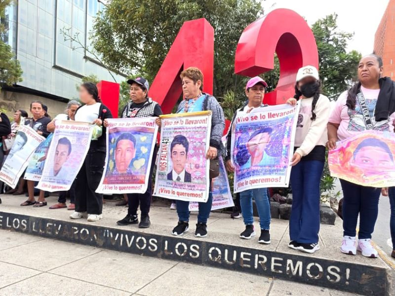 Padres de los 43 normalistas reclaman avances en la investigación de Ayotzinapa; piden fortalecer acusación contra Ángel Aguirre.