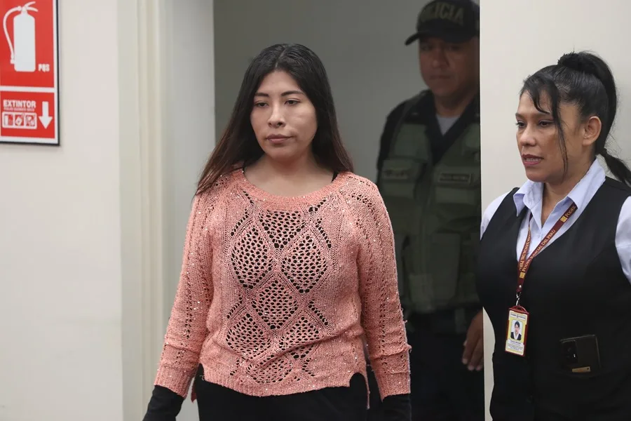 Perú renueva orden de captura contra Betssy Chávez pese a su asilo en México.