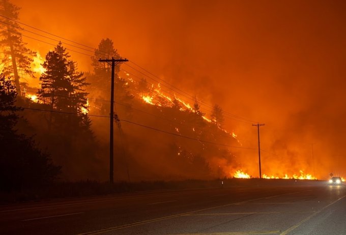 Incendios forestales avanzan en Columbia Británica, Canadá, y destruyen decenas de viviendas.