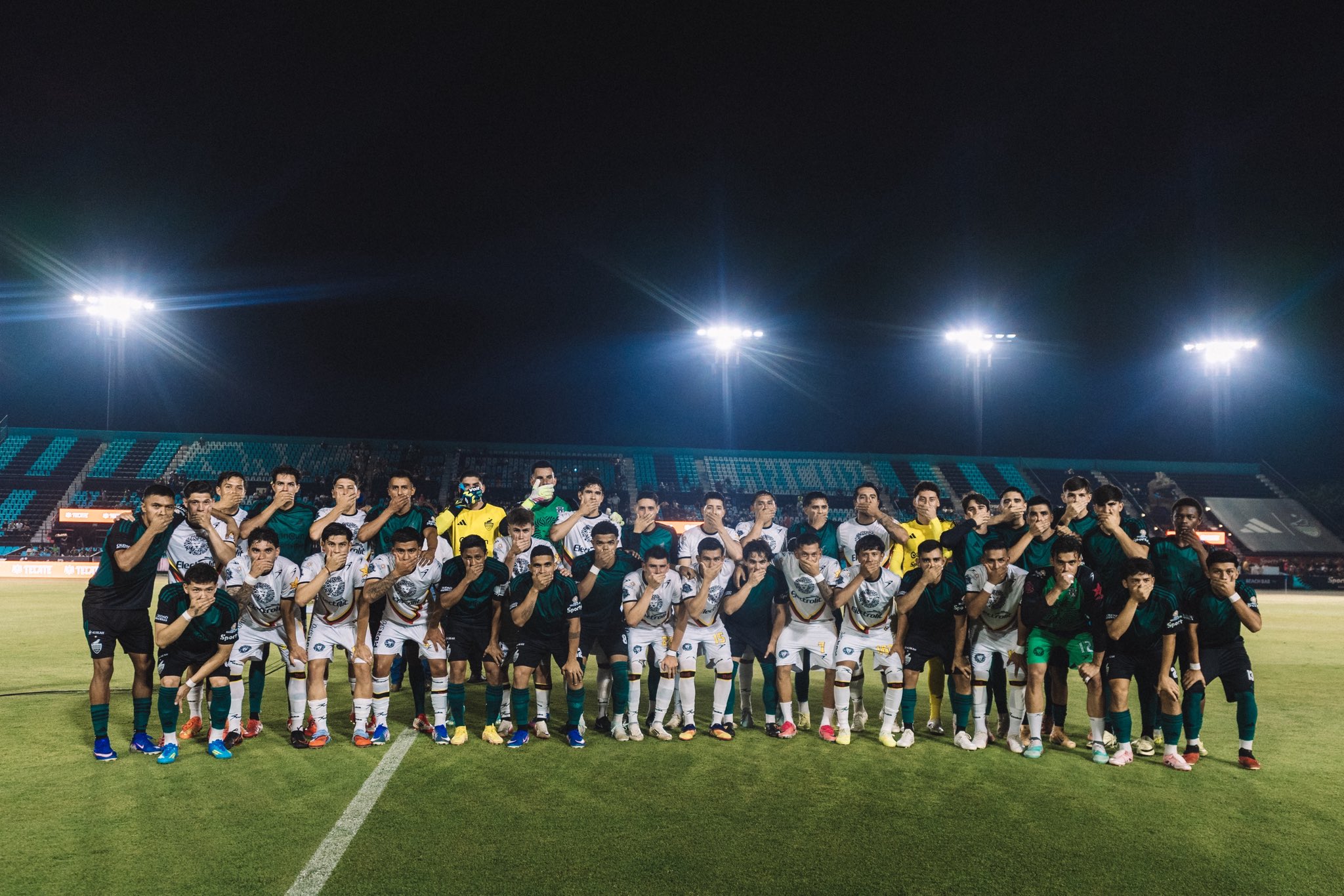 Cancún FC y Leones Negros se tapan la boca en protesta por el fin del ascenso