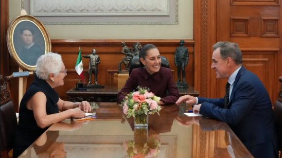 Sheinbaum recibe a Niall Ferguson en Palacio Nacional para dialogar sobre México y la relación con EU