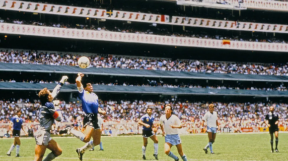 Balón de la ‘Mano de Dios’ de Maradona será subastado por millones de dólares
