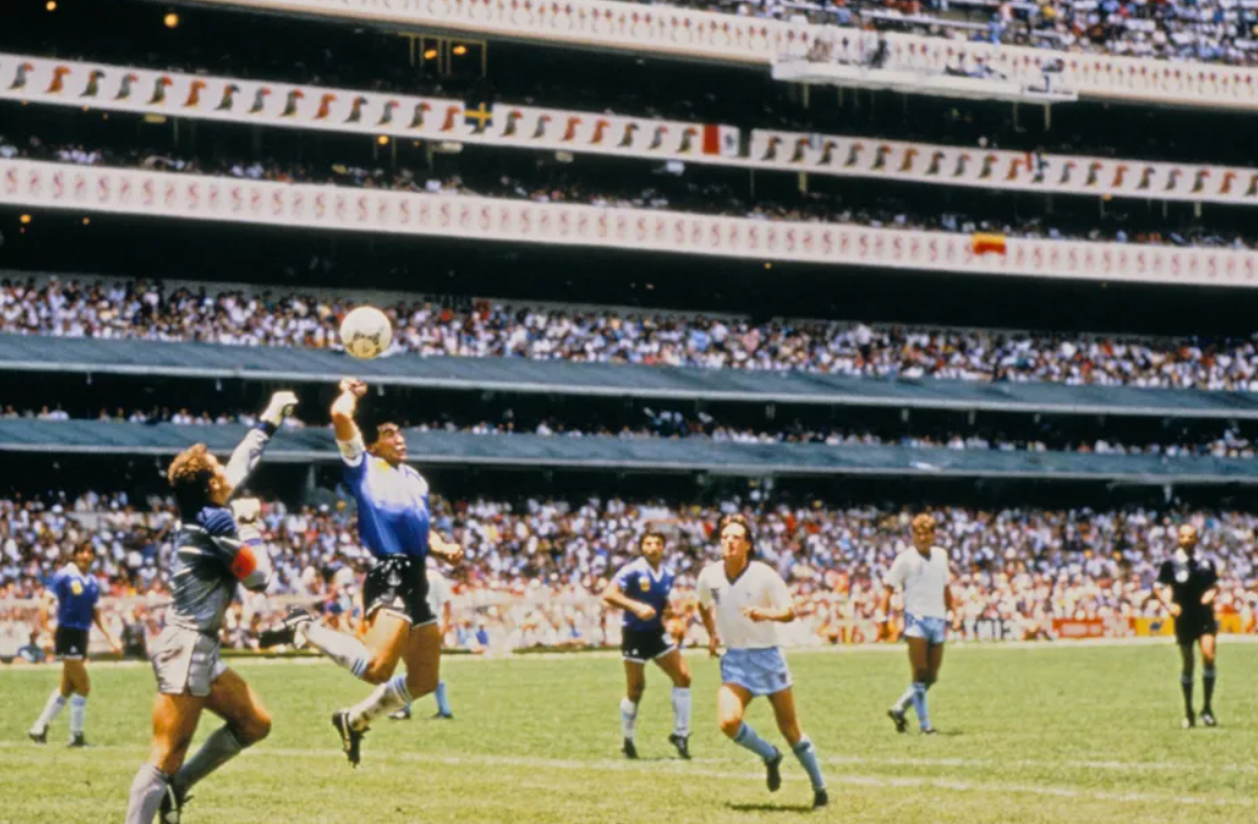 Balón de la 'Mano de Dios' de Maradona será subastado
