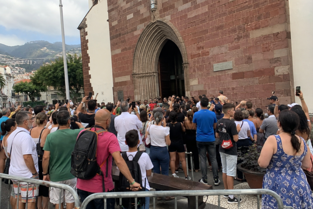 Miles de personas creyeron que Cristiano Ronaldo se casaba y abarrotaron una iglesia