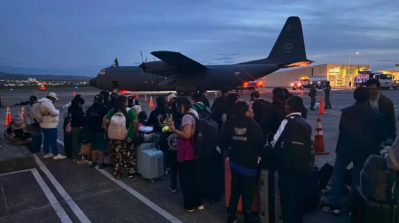 México repatria a 36 connacionales desde Colombia tras sismo de 7.4; se acumulan 265 muertos