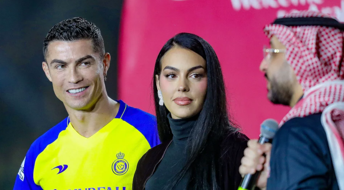 Cristiano Ronaldo luce su anillo de casado y nuevo look