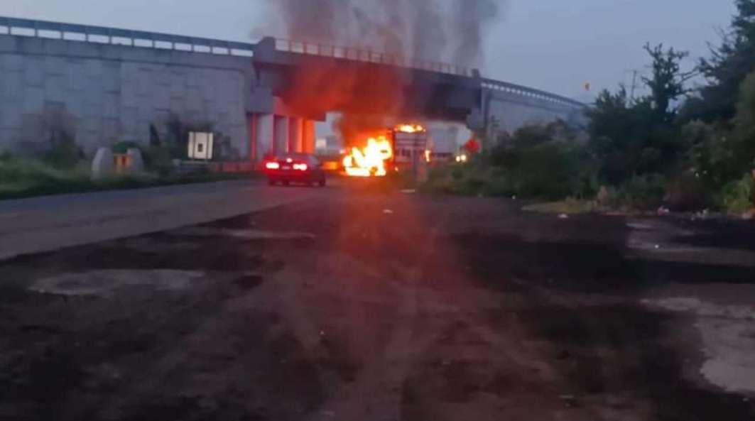 Bloqueos y quema de vehículos paralizan carreteras de Michoacán