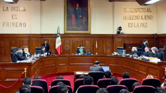 Sheinbaum dice “no a los privilegios” y critica que la SCJN contrate seguro médico privado