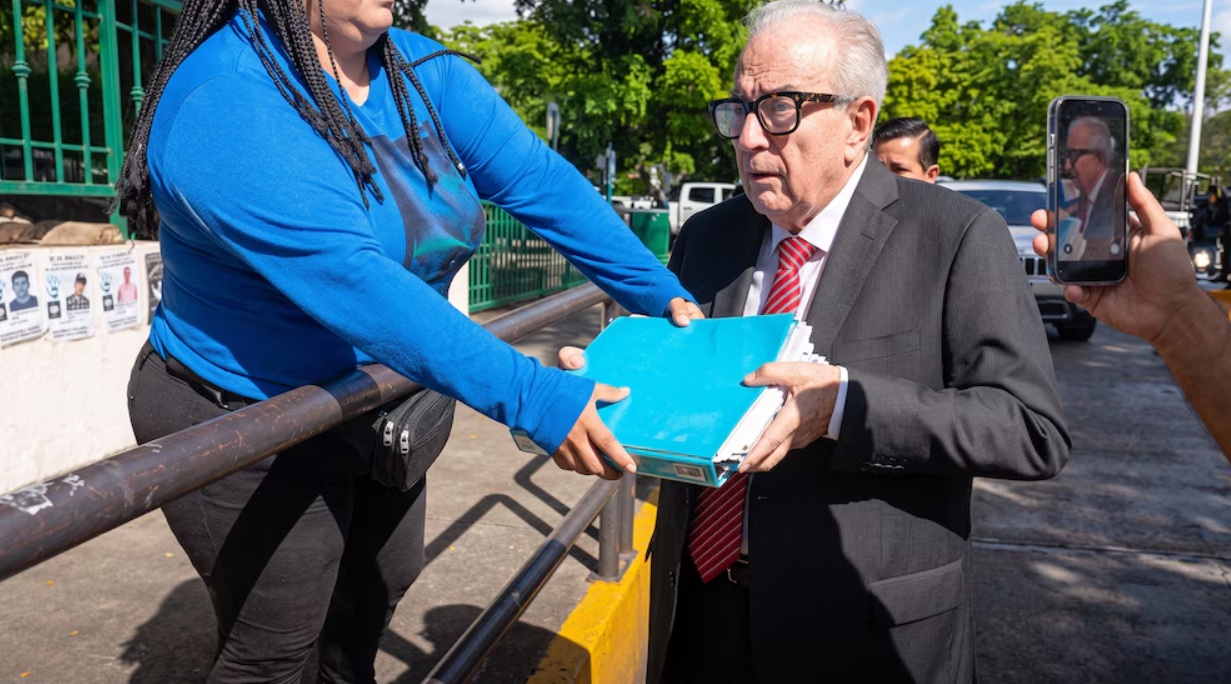 Madres buscadoras reciben a Rocha Moya con reclamos
