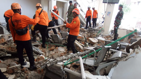 Ascendió a 100 la cifra de muertos y mil 603 heridos por terremoto de magnitud 7.7 en Indonesia