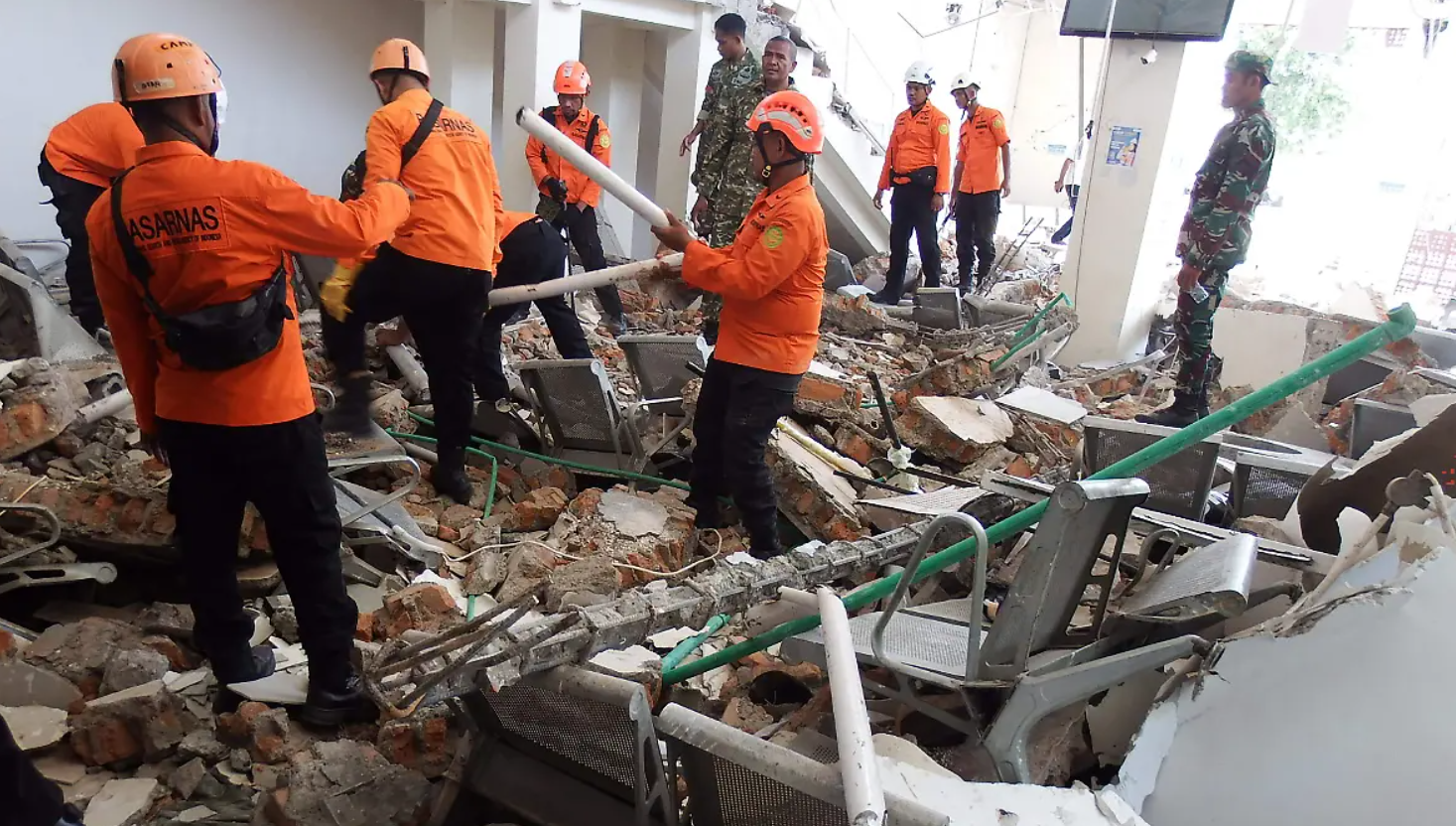 Sube a 100 la cifra de muertos por terremoto de magnitud 7.7 en Indonesia