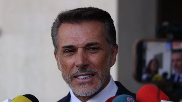 Sergio Mayer vuelve a pedir licencia como diputado por tiempo indefinido