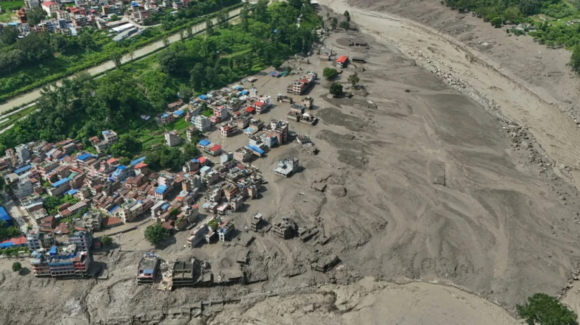 Río se desborda en Nepal y arrasa viviendas; reportan 55 muertos y 384 turistas desaparecidos