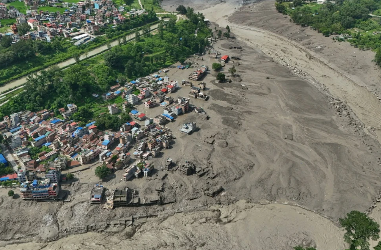 Río se desborda y arrasa casas en Nepal