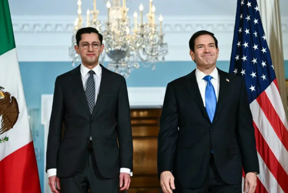 Marco Rubio recibe a Roberto Velasco