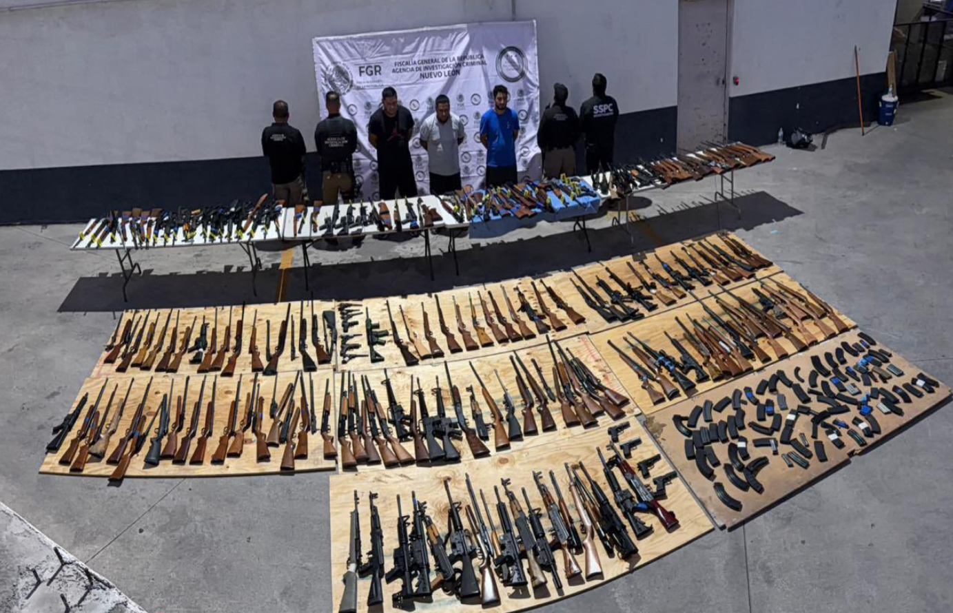 Detienen a 3 en Nuevo León por transportar arsenal