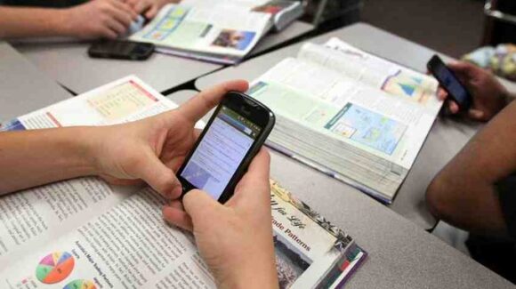SEP analiza regulación de celulares en escuelas ante impacto en estudiantes