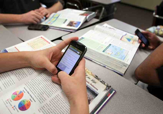 SEP analiza regulación de celulares en escuelas ante impacto en estudiantes.