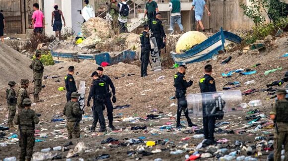 Migrantes cruzan hacia la ciudad española de Ceuta; reportan al menos 72 muertes