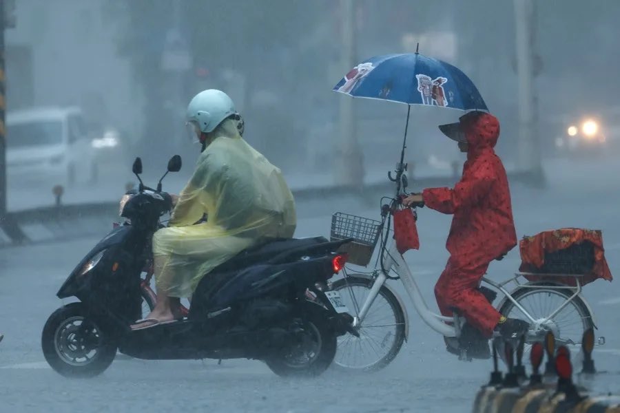 Supertifón Dolphin toca tierra en China y fuerza evacuación de un millón de personas.