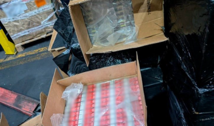 ANAM decomisa 5.8 millones de cigarros apócrifos en AICM de la CDMX.