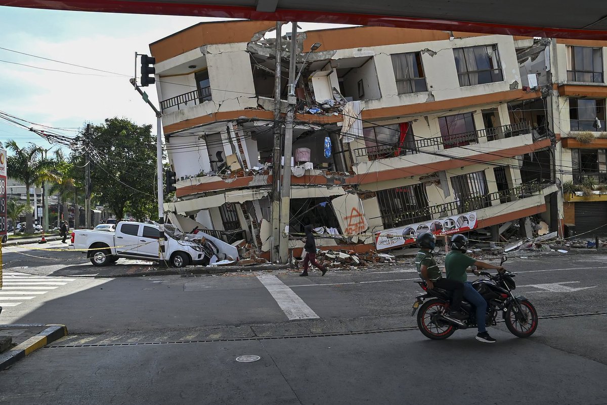 Colombia registra 329 muertes y 247 desaparecidos tras terremoto de 7.4.