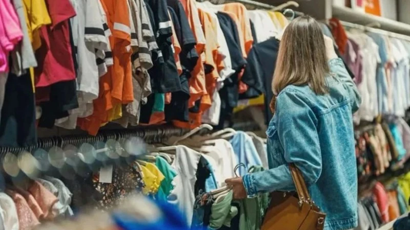 Comercio minorista crece 1% en julio; caen ventas reales.
