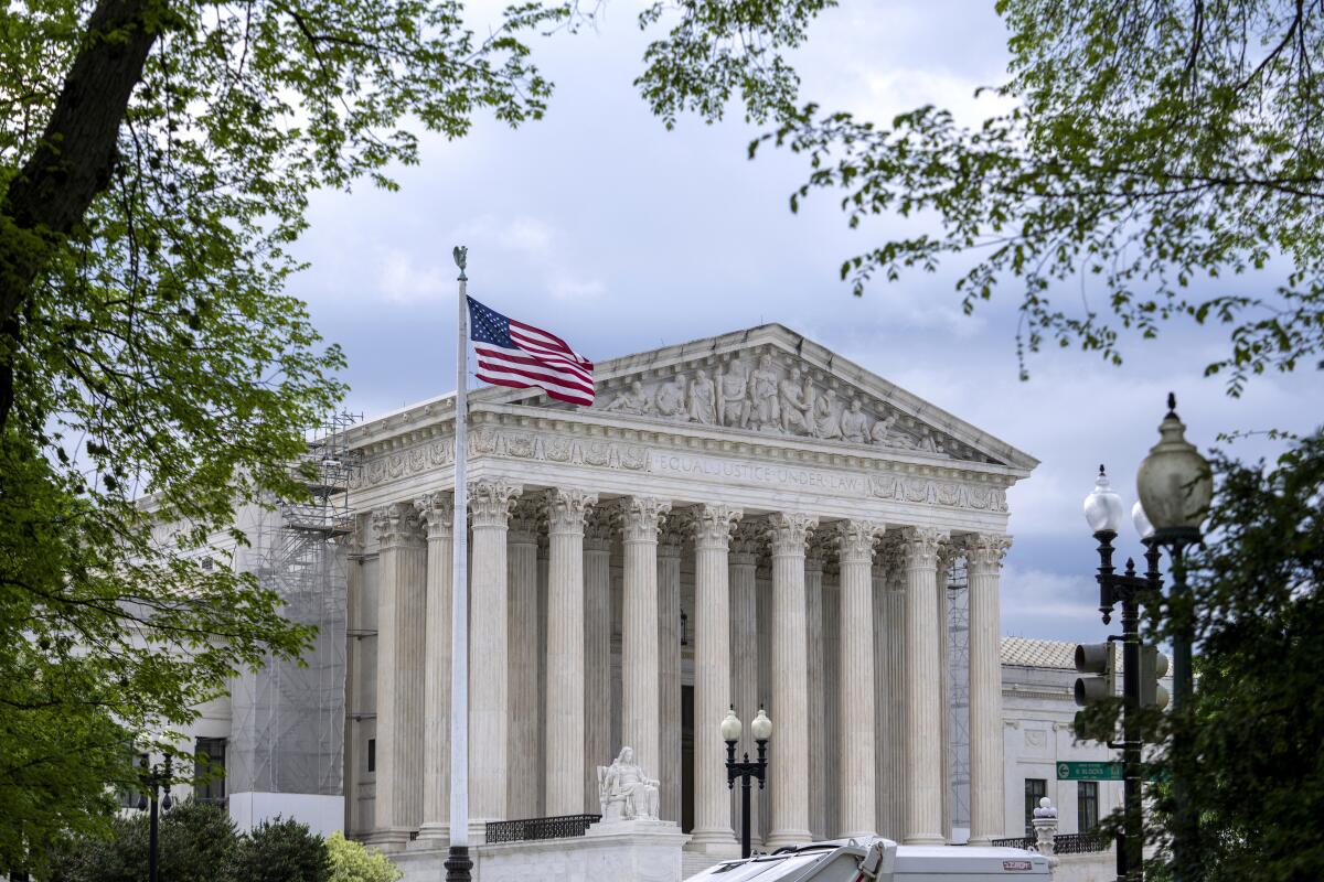 Corte Suprema de Estados Unidos frena a Trump y mantiene la ciudadanía por nacimiento.