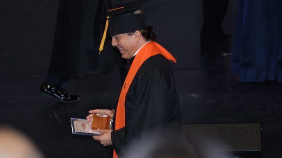 Cristian Castro se gradúa de preparatoria a los 51 años acompañado por Verónica Castro