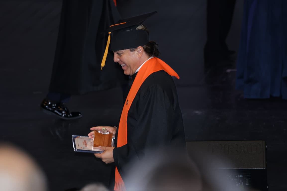 Cristian Castro se gradúa de preparatoria a los 51 años acompañado por Verónica Castro.