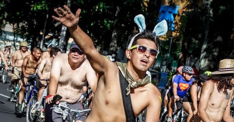 Ciclistas se desnudan para exigir calles más seguras en CDMX.