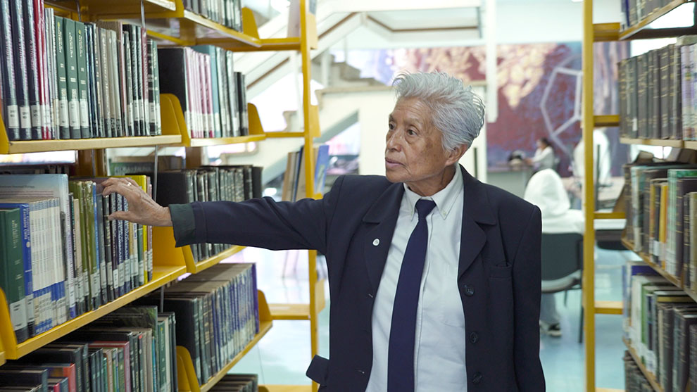 ¡Gran ejemplo! Elvia Martínez se gradúa de Psicología en UNAM a los 71 años.