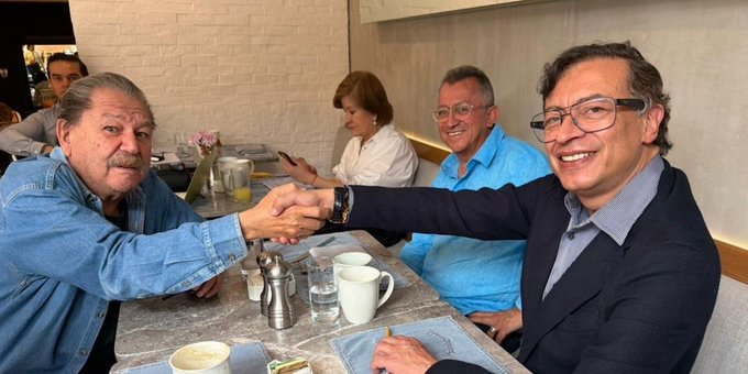 Gustavo Petro llega a México para hablar sobre economía política y crisis climática en la UNAM.