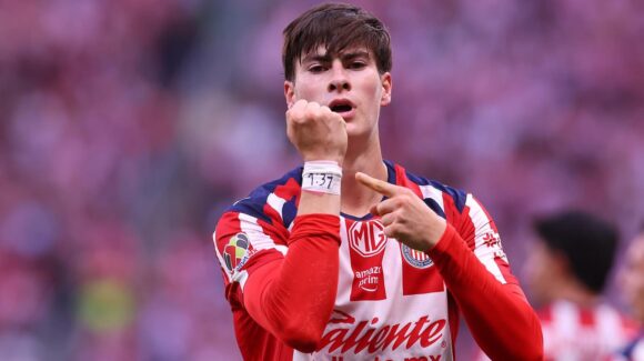 ‘Hormiga’ González viaja a Grecia para concretar su fichaje con el Olympiacos, y asegura que volverá a Chivas
