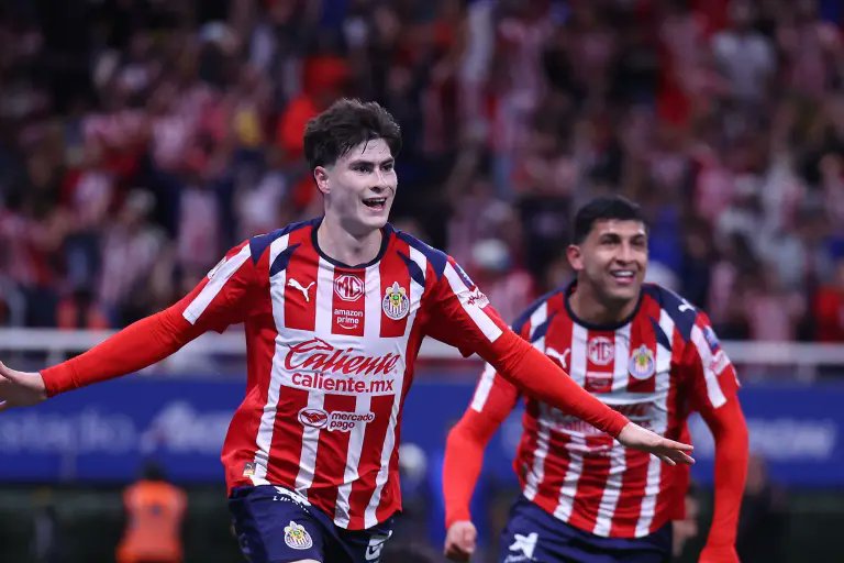 Olympiacos lanza oferta por la ‘Hormiga’ González; Chivas analiza el futuro del goleador.