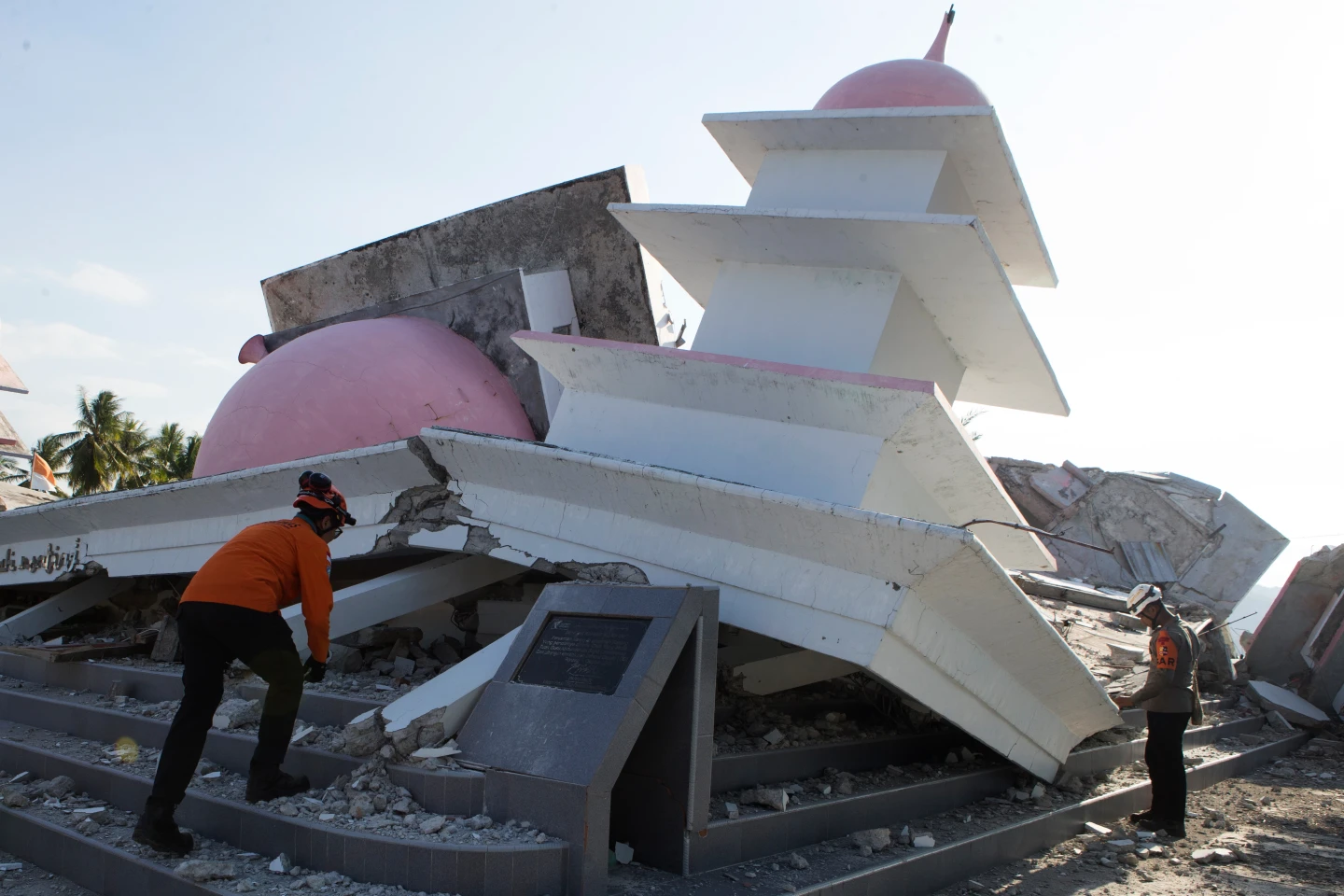 Indonesia registra 87 muertos y 150 mil desplazados a una semana del terremoto de 7.7 grados.