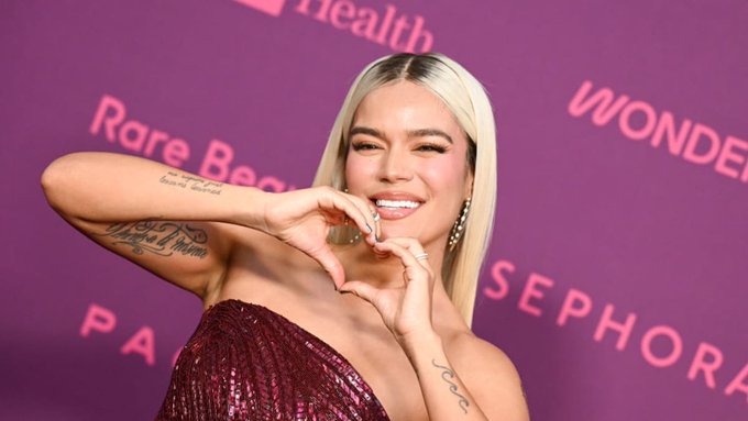 Karol G se une a concierto benéfico y dona un millón de dólares tras terremoto en Colombia.
