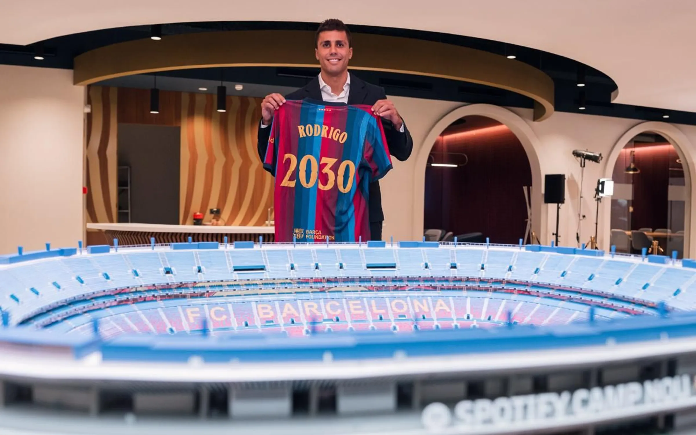 LaLiga: ¡Oficial! Rodri es presentado como nuevo jugador del FC Barcelona: “Vengo a aspirar a todo”