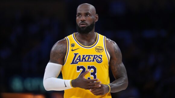 ¿En qué equipos ha jugado LeBron James y cuántos títulos de NBA tiene?
