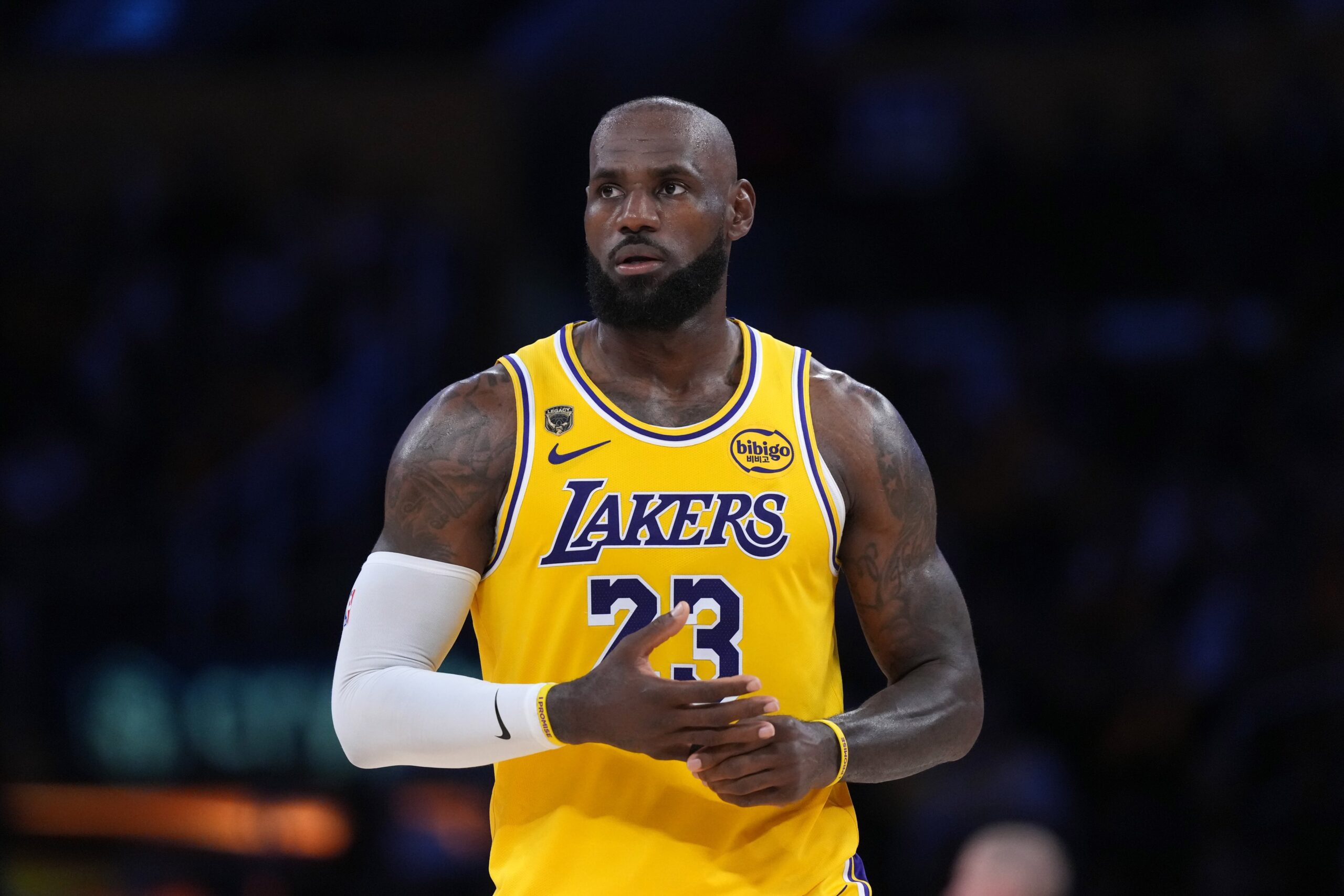 ¿En qué equipos ha jugado LeBron James y cuántos títulos de NBA tiene?