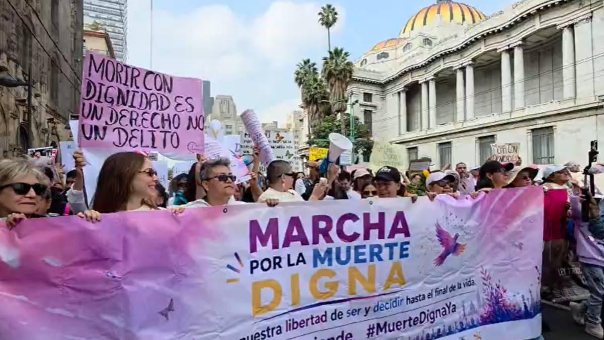 Marchan en Ciudad de México para exigir legalización de la eutanasia y una muerte digna.